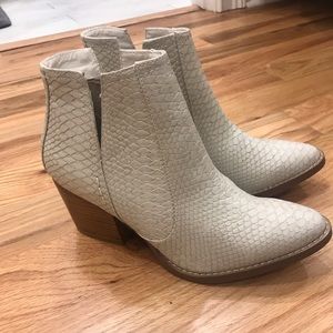 White texture booties